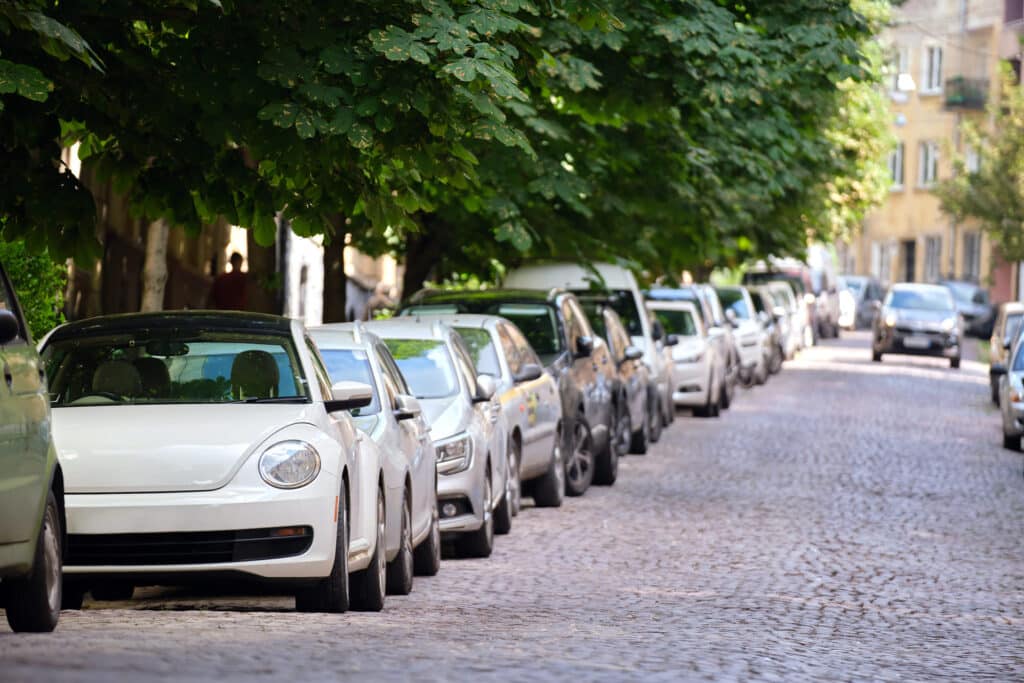 Taxi professionnel stationné sur le front de mer de Fécamp, prêt pour une prise en charge dans le pays de Caux