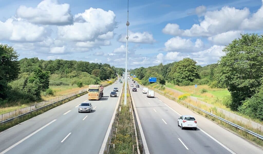 Taxi sur l'autoroute au départ du Havre pour un trajet longue distance vers Paris, bagages à bord