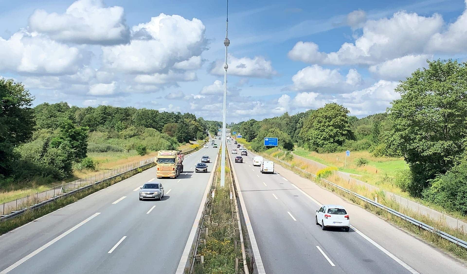 Taxi sur l'autoroute au départ du Havre pour un trajet longue distance vers Paris, bagages à bord